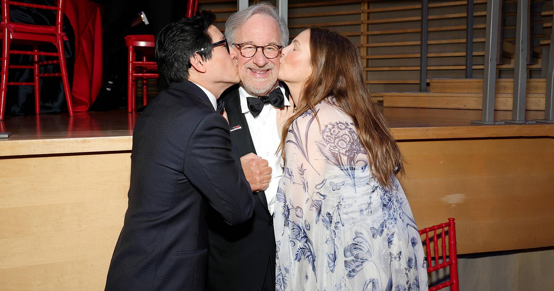 Drew Barrymore – Ke Huy Quan เจอกันอีกครั้งในรอบ 40 ปี ร่วมมอบรางวัลให้กับ Steven Spielberg